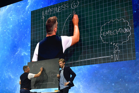 Keynote, lectures and shows: Mikael Krogerus and Roman Tschäppeler entertain with precise and smart observations - always sketched live on a chalkboard. Here at the Swiss Economic Forum 2021 in Interlaken.