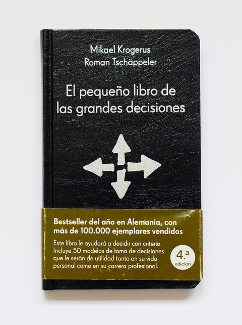 The Spanish edition of The Decision Book  by authors Mikael Krogerus and Roman Tschäppeler.